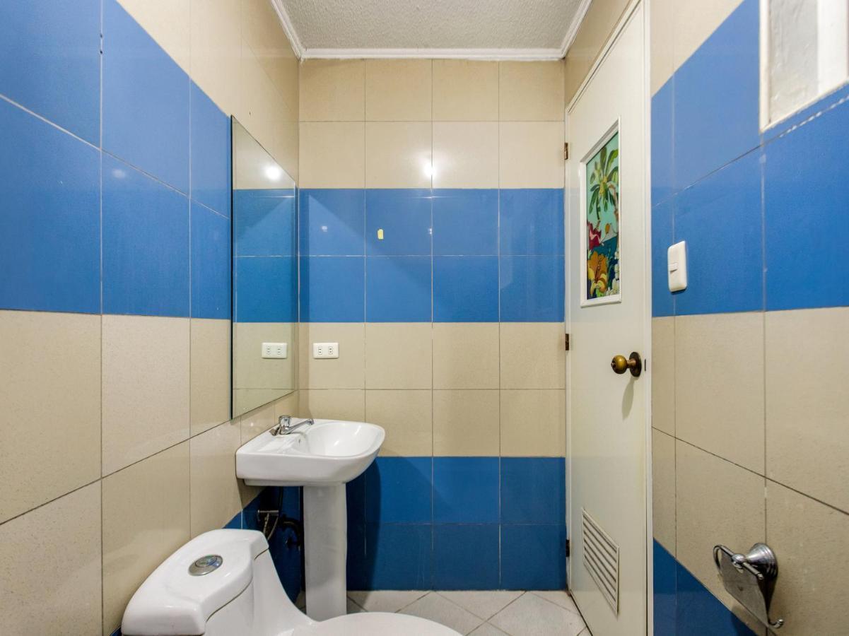 Отель Oyo 831 Casa Maria Манила Экстерьер фото