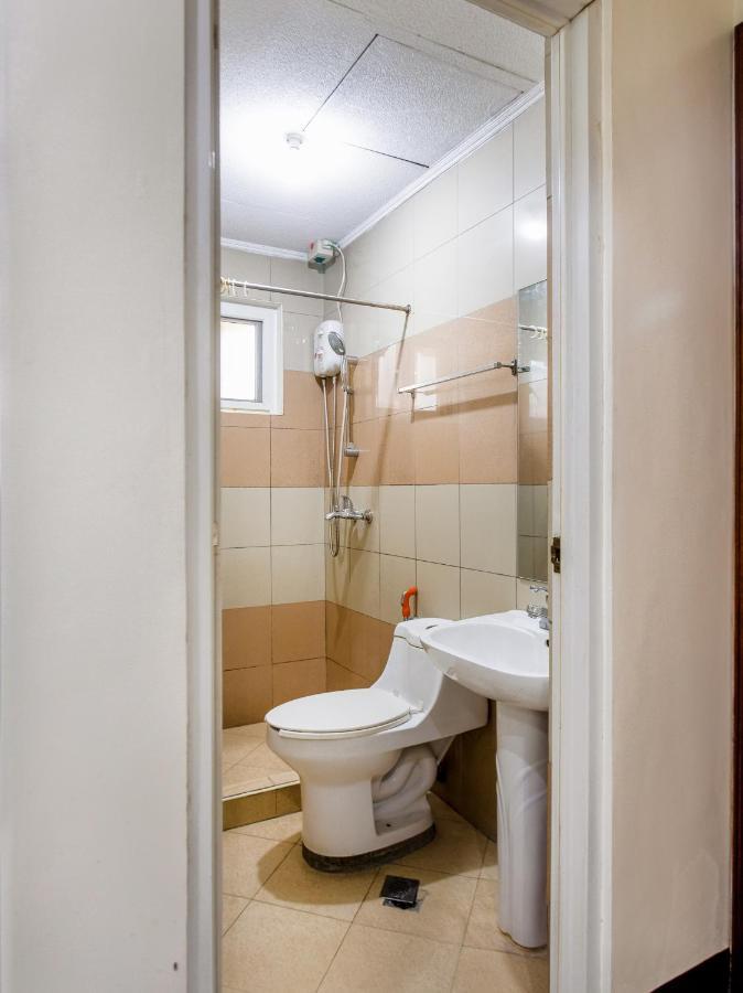 Отель Oyo 831 Casa Maria Манила Экстерьер фото
